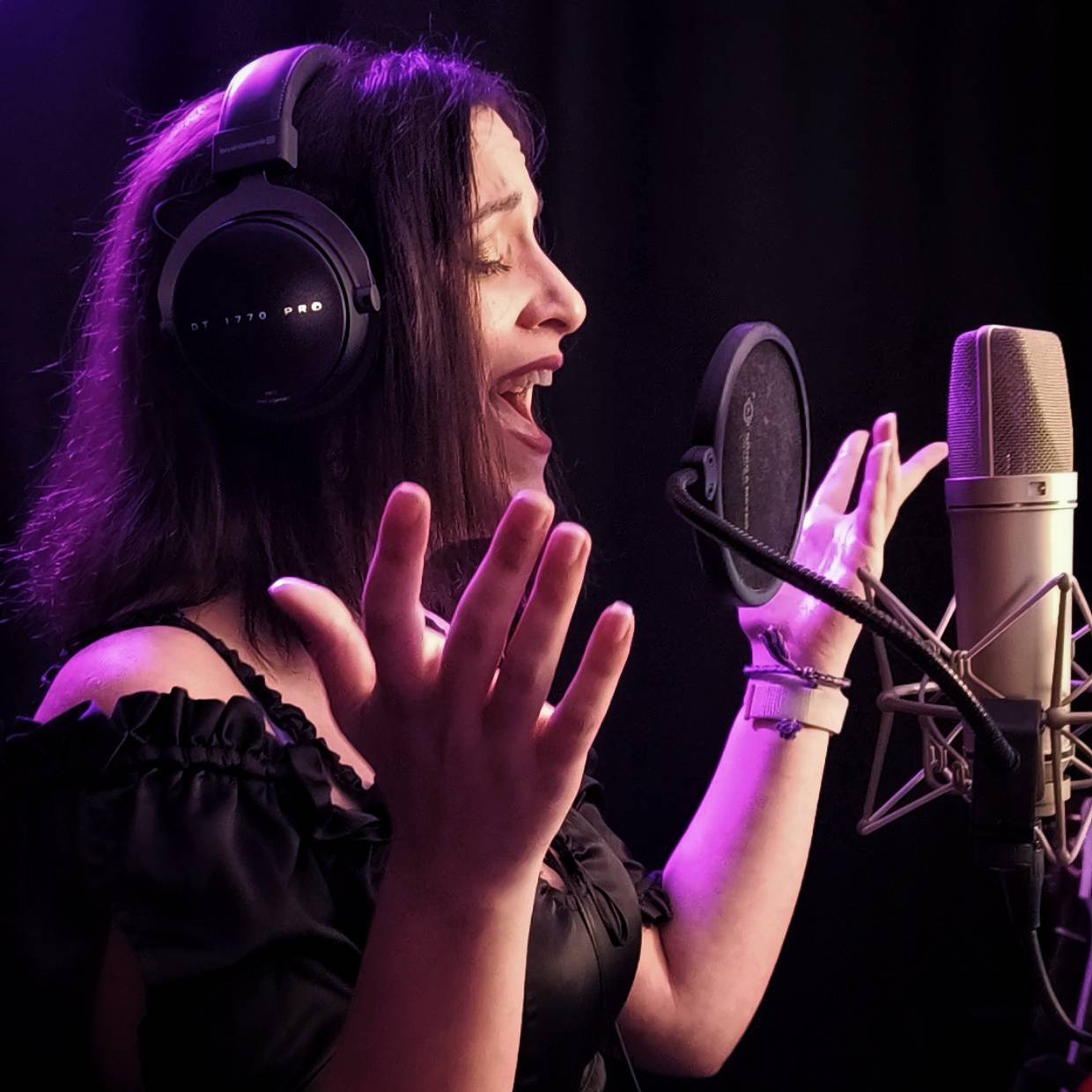 Elvann — electric harpist and singer